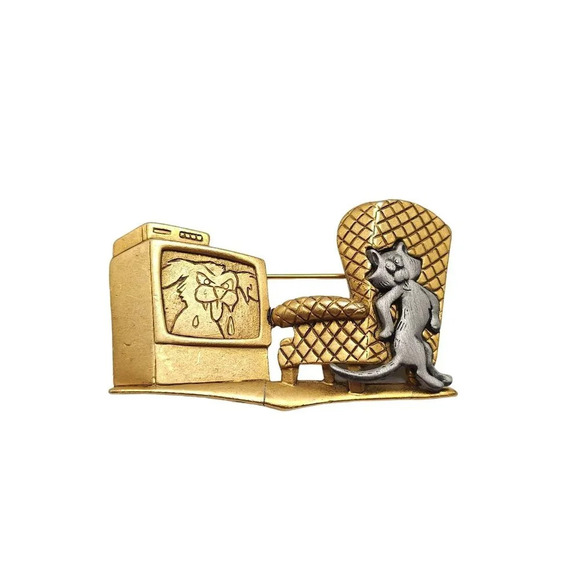 AJC Scaredy Cat Dual Tone Dog on TV Cat Behind the Chair Vintage Brooch - Picture 1 of 6